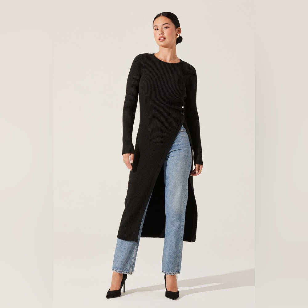 ASTR the label Ribbed Hi Slit Button Sweater Size Medium